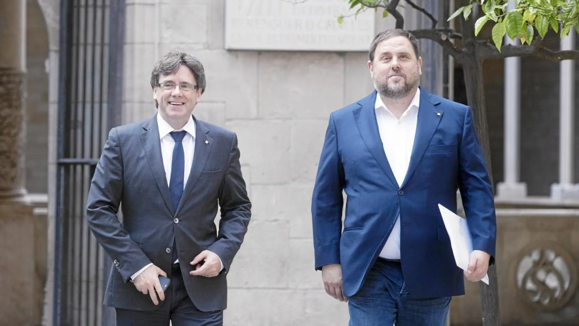 El presidente de la Generalitat, Carles Puigdemont y el vicepresidente, Oriol Junqueras, ayer, a su entrada al Parlament