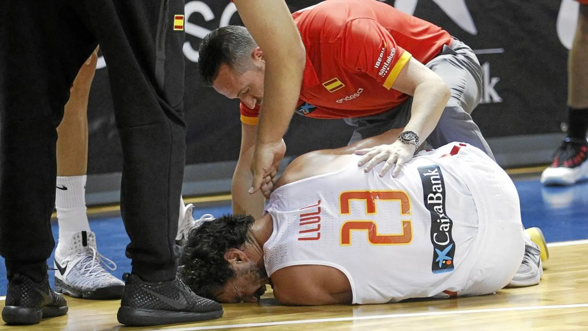 Sergio Llull, tirado en el suelo con claros gestos de dolor nada más producirse la lesión