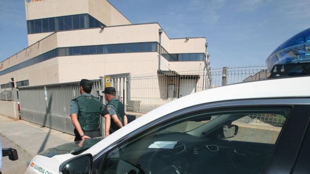 Agentes de la Guardia Civil continúan esta mañana registrando los vehículos de aquellos empleados que salen de una imprenta ubicada en un polígono industrial de Constantí (Tarragona).