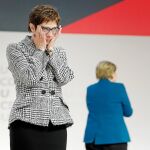 Annegret Kramp-Karrenbauer salió ayer como líder de una CDU dividida y que opta por el continuismo tras Angela Merkel