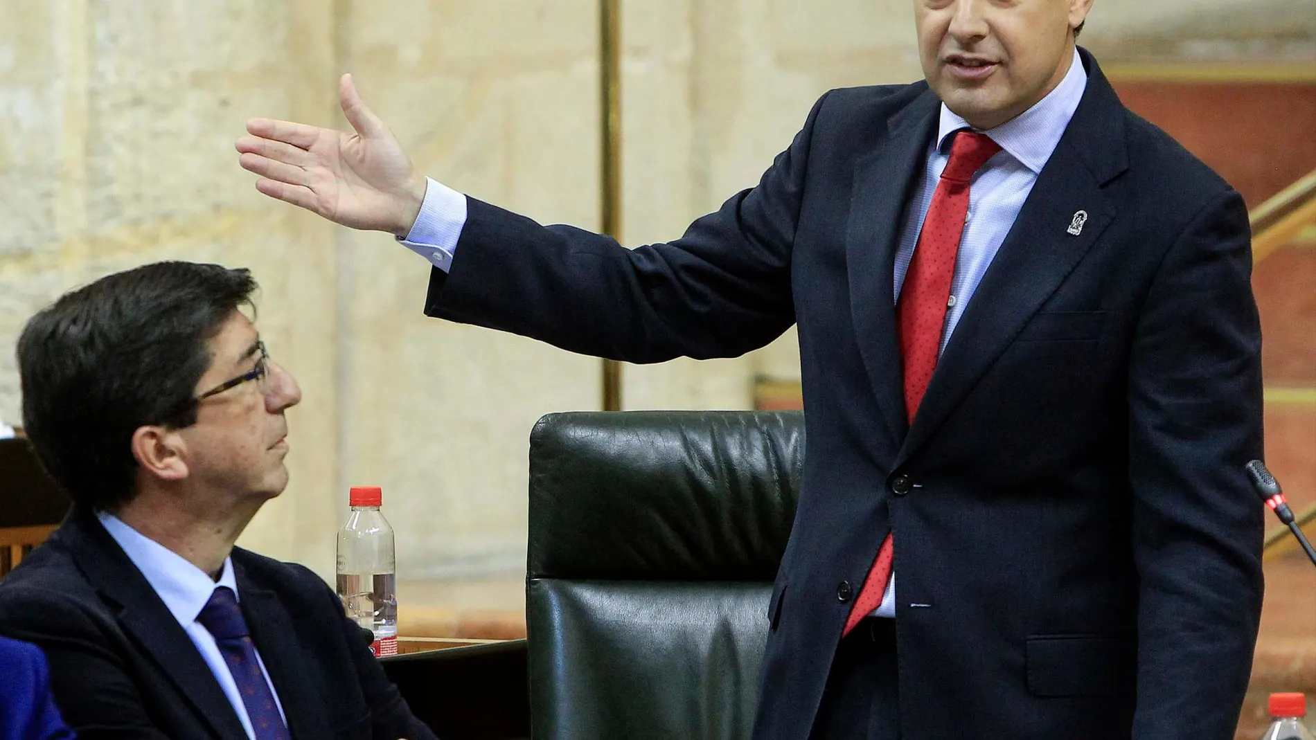 El presidente de la Junta, Juanma Moreno, ayer en la sesión de control del Parlamento andaluz / Foto: Manuel Olmedo