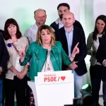 Susana Díaz (c), cuyo futuro político cuestionan en Ferraz, en la noche electoral del pasado 28 de abril / Foto: Ke-Imagen