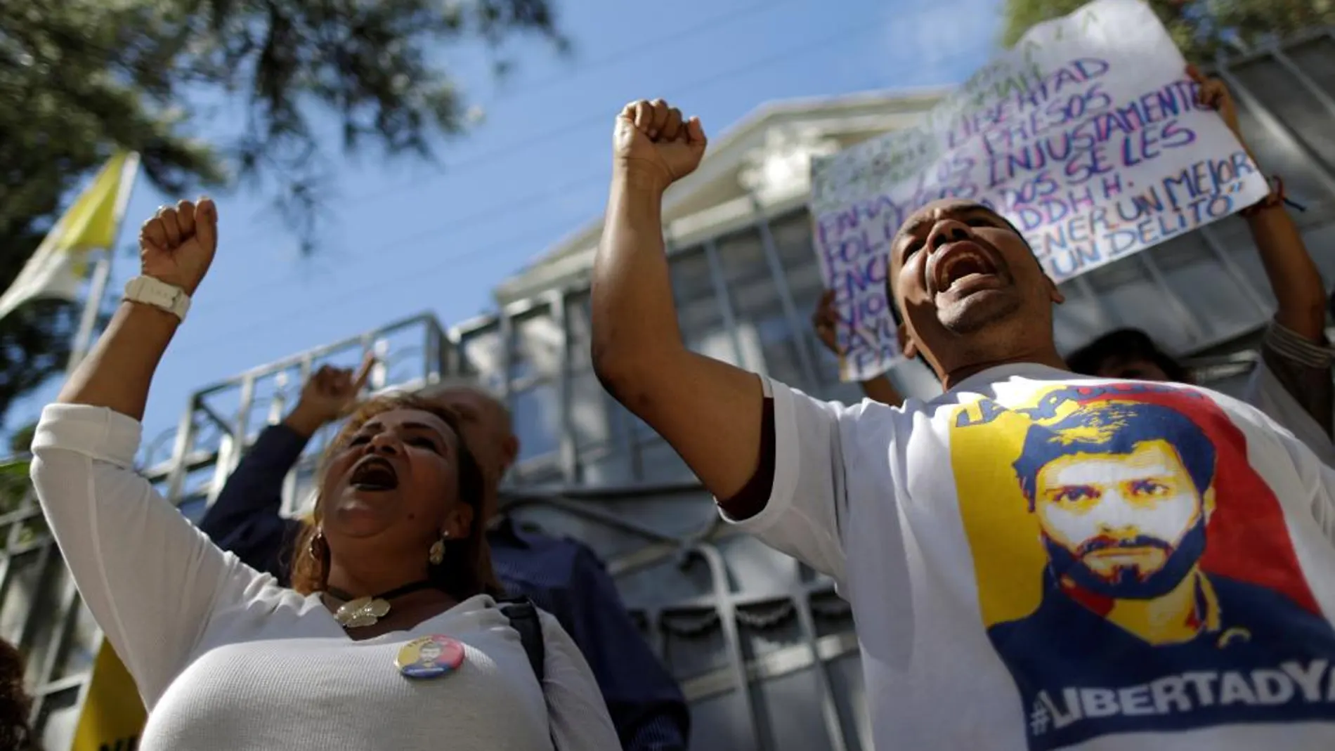Opositores a Maduro se manifiestan en la puerta de la Nunciatura