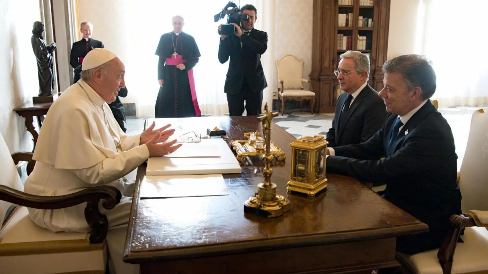 El Papa Francisco con el presidente de Colombia, Juan Manuel Santos, y al líder de la oposición, Álvaro Uribe en el Vaticano