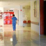 Las limpiadoras trabajan estos días, pese al Covid-19, para que los hospitales andaluces estén en perfecto estado y puedan funcionar a pleno rendimiento