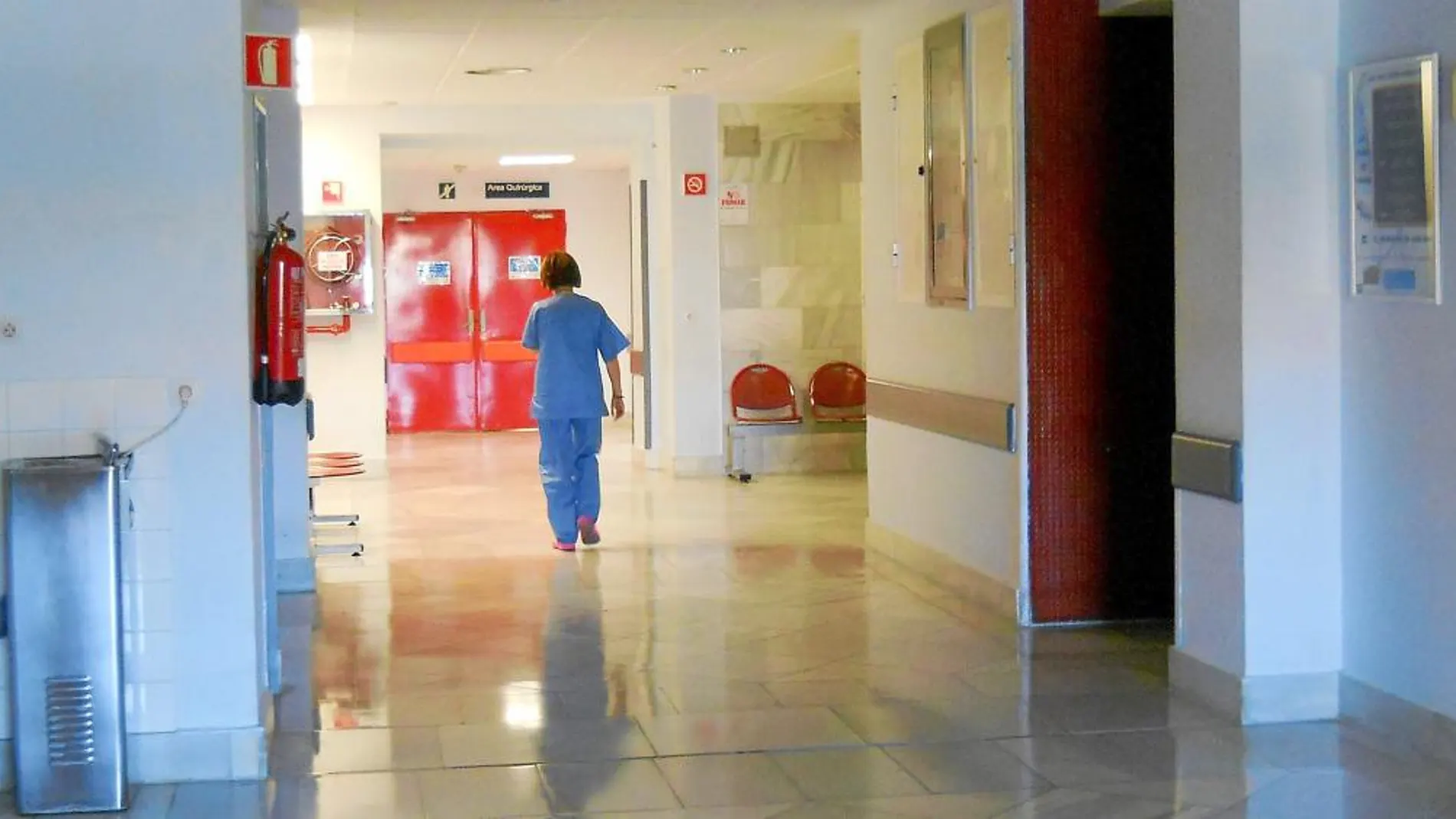 Las limpiadoras trabajan estos días, pese al Covid-19, para que los hospitales andaluces estén en perfecto estado y puedan funcionar a pleno rendimiento