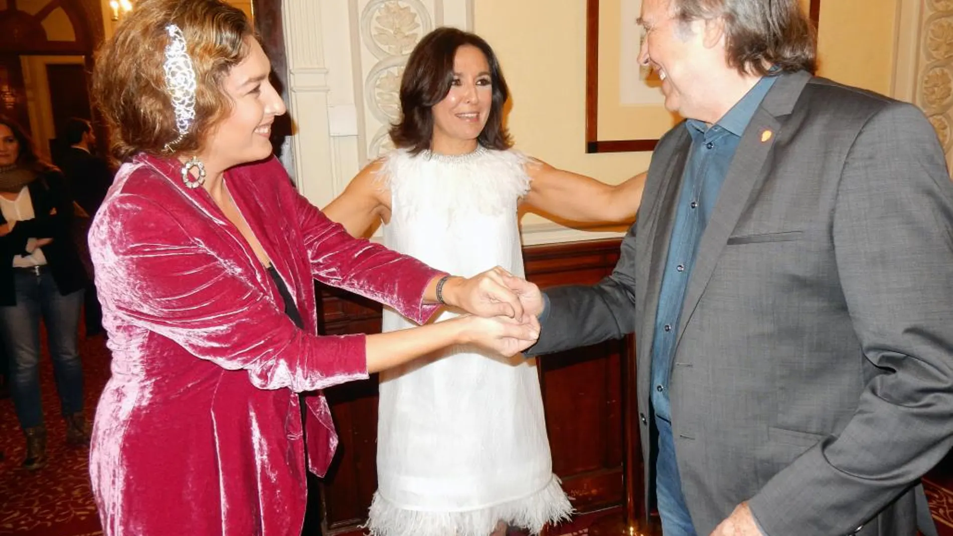 Estrella Morente y Joan Manuel Serrat se saludan ante la mirada de Isabel Gemio
