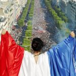 Una aficionada con la bandera de Francia celebra el triunfo en los Campos Elíseos / Reuters