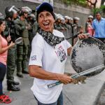 Manifestantes opositores bloquean las calles para protestar contra el proceso constituyente de Maduro