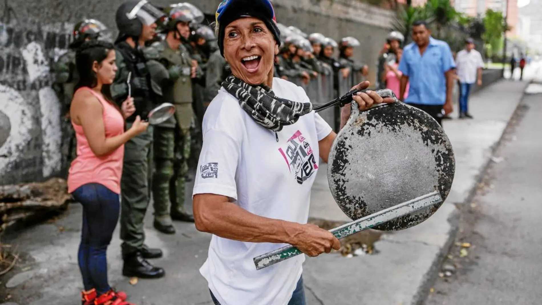 Manifestantes opositores bloquean las calles para protestar contra el proceso constituyente de Maduro
