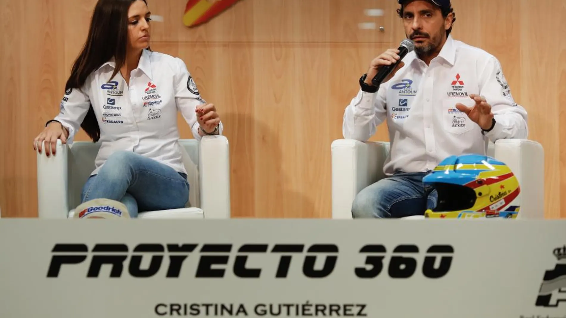 Cristina y su copiloto Pedro López