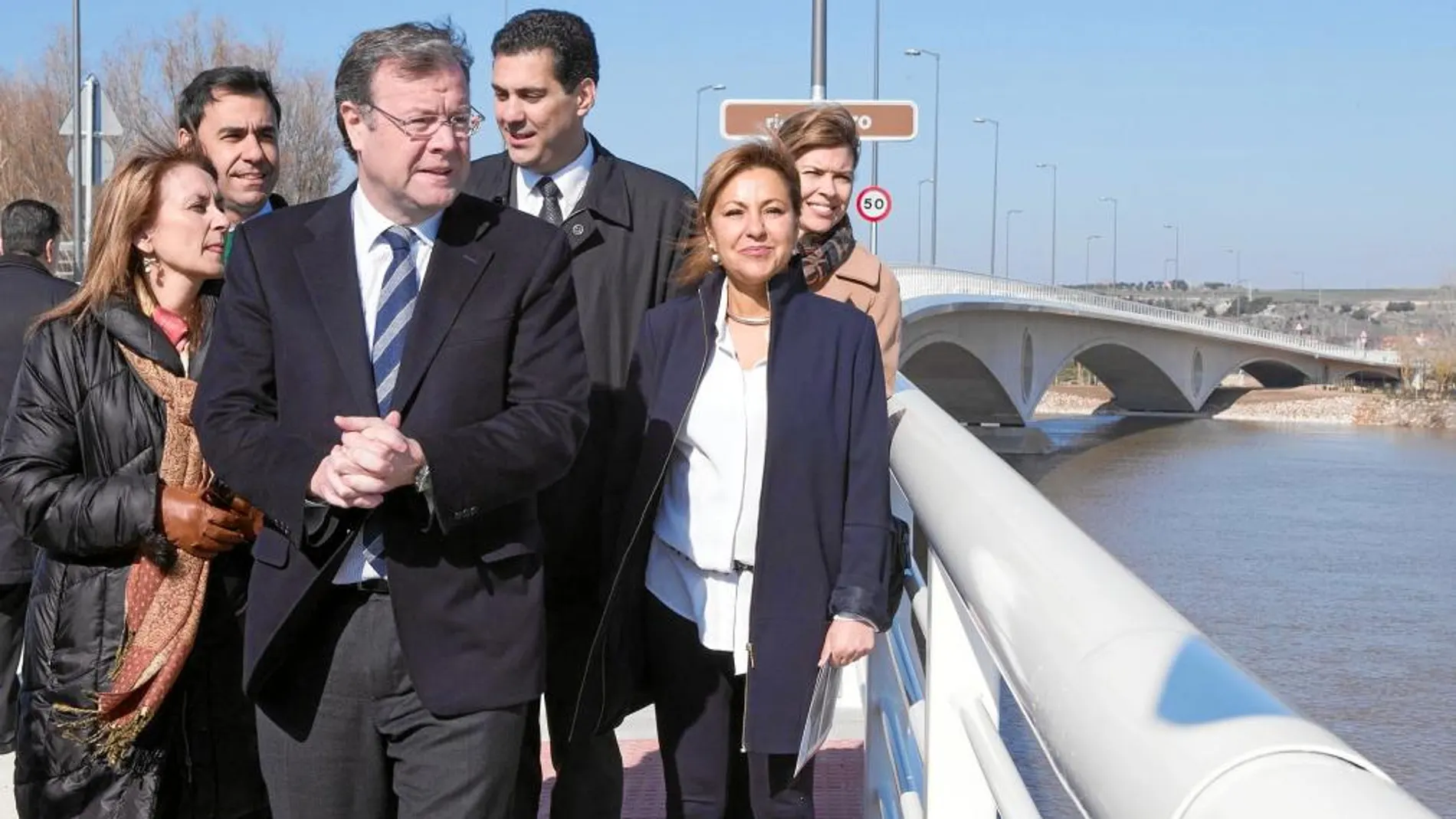 Antonio Silvan, junto a la alcaldesa Rosa Valdeón y otras autoridades, momentos después de la inauguración