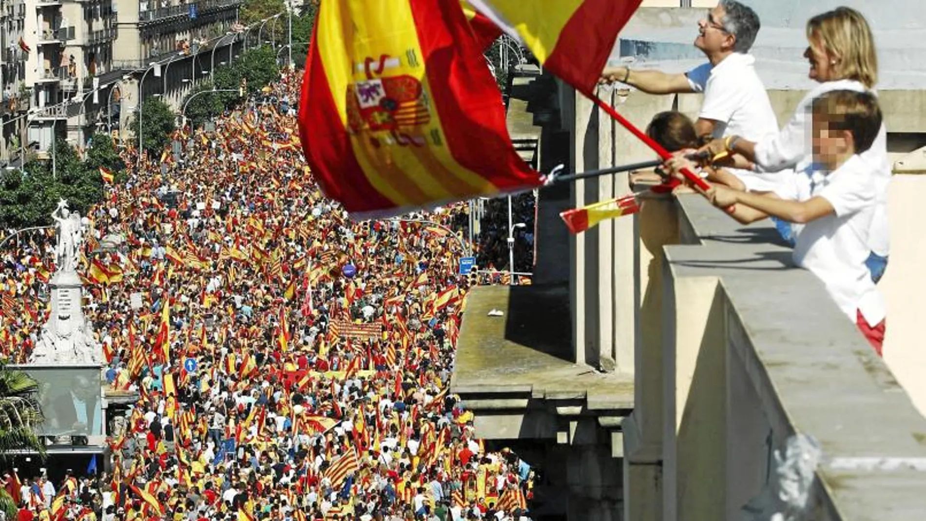 Vista general de la manifestación convocada por Sociedad Civil Catalana el 8 de octubre de 2017 en defensa de la unidad de España en Barcelona / Efe