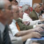 Un grupo de ancianos navegando por internet