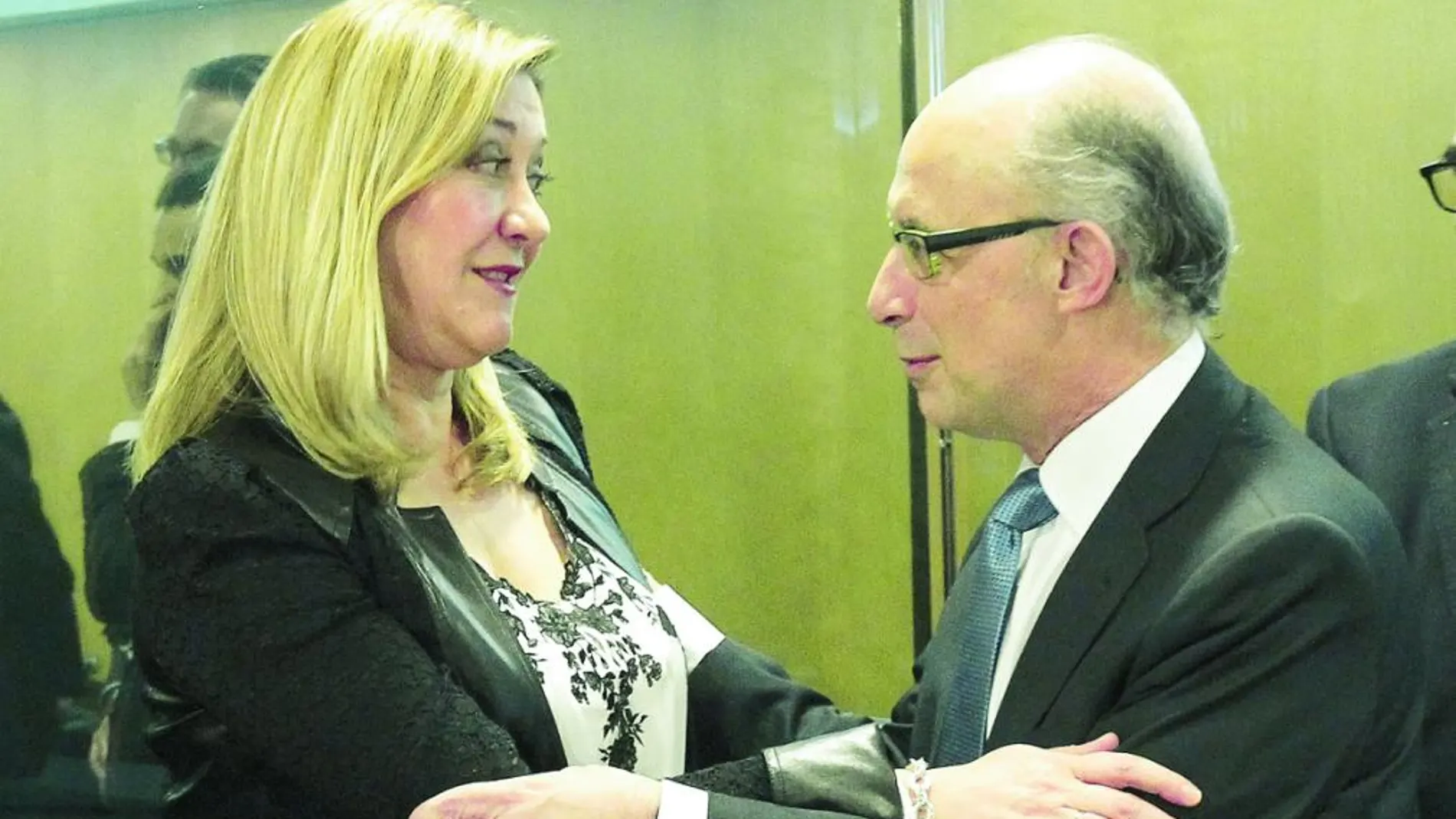 La consejera de hacienda de la junta de Castilla y Leon Pilar del Olmo saluda al ministro de hacienda Cristobal Montoro en el consejo de politica fiscal y financiera.