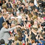 Los príncipes Harry y William saludaban ayer a las personas reunidas en Windsor para ser testigos del enlace / Reuters