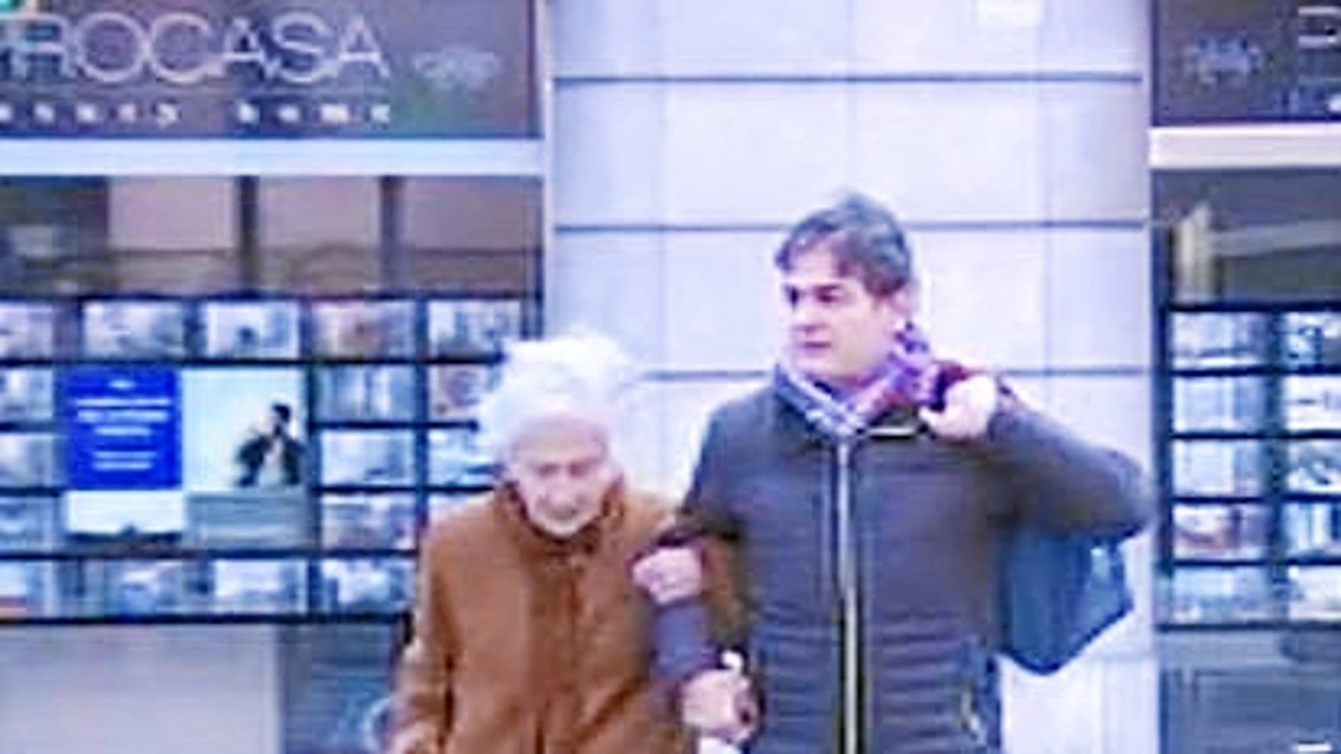 Marta Ferrusola y su hijo Oriol Pujol, que será juzgado por la trama de las ITV, ayer tras ir a visitar al ex president Pujol ingresado desde el pasado lunes por problemas respiratorios