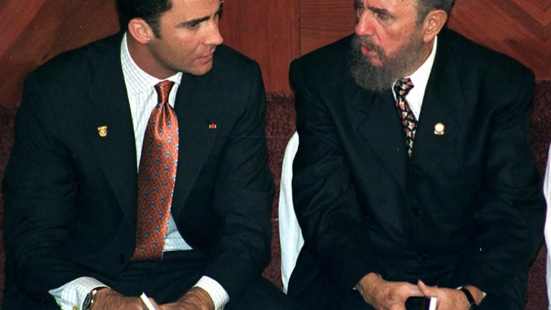 El ex presidente de Cuba, Fidel Castro (d), charla con el entonces Príncipe de Asturias, en un acto celebrado en 2003