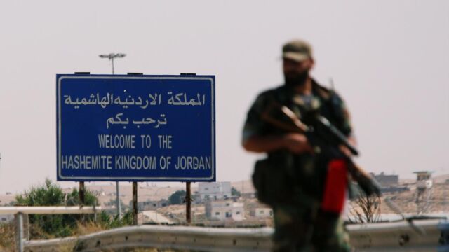 Un soldado siria junto al paso fronterizo con Jordania en Deraa, que ha sido el último bastión rebelde. REUTERS/ Omar Sanadiki