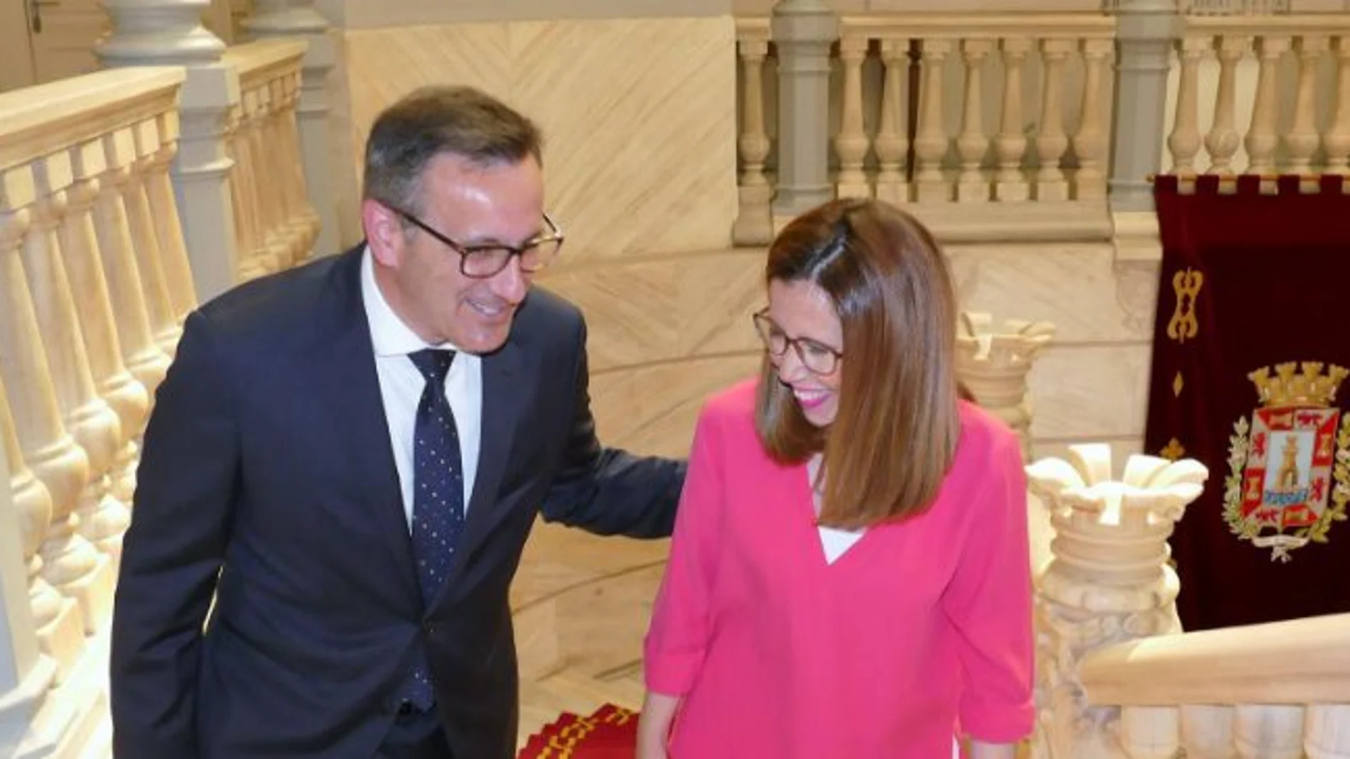 Diego Conesa y la alcaldesa Ana Belén Castejón en una reciente visita realizada por el delegado del Gobierno al Ayuntamiento de Cartagena. LA RAZÓN