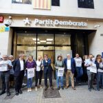 Paro de 5 minutos en la sede del PDeCAT en protesta por el encarcelamiento del presidente de la ANC, Jordi Sánchez, y el presidente de Òmnium Cultural, Jordi Cuixart