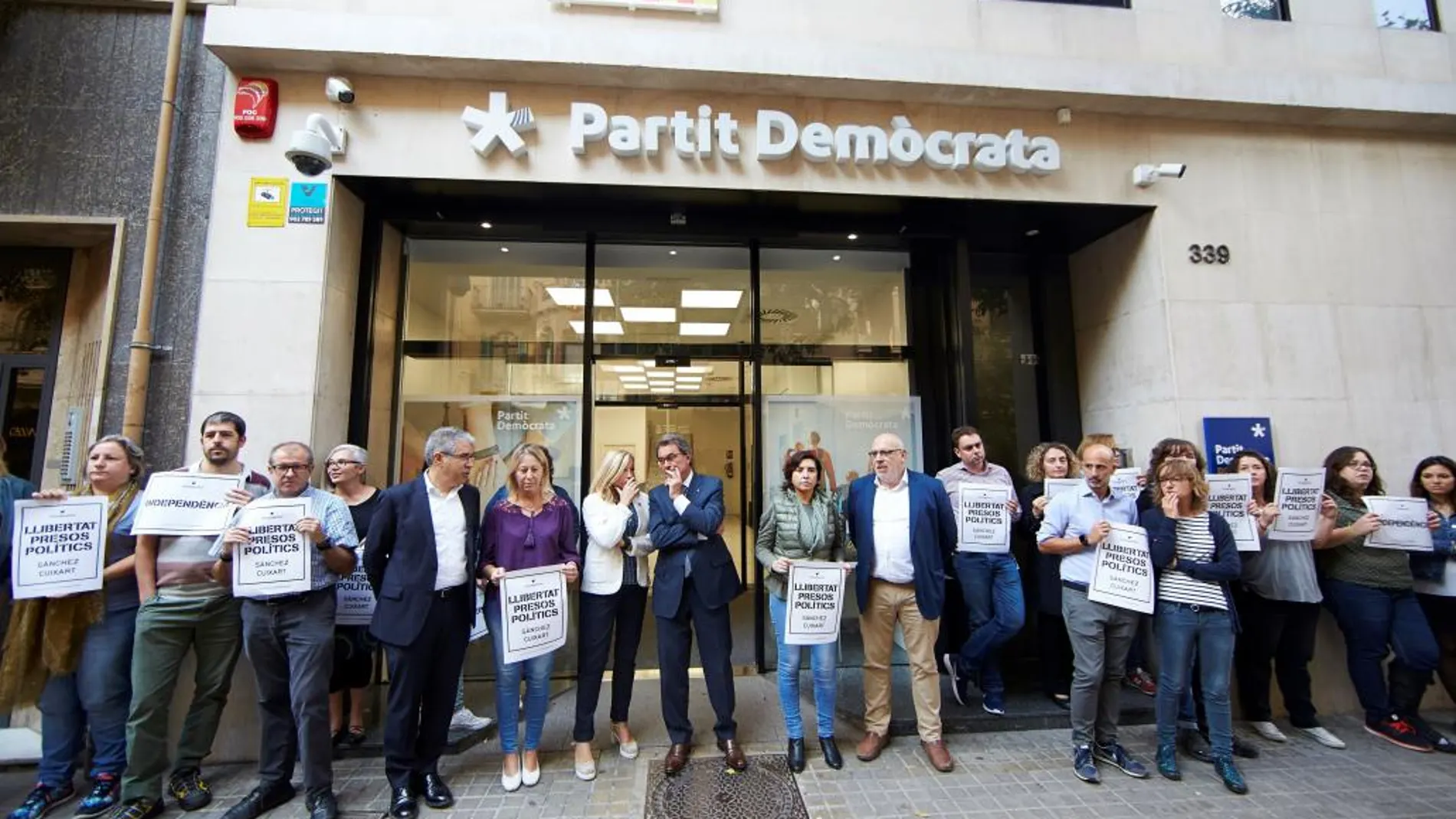 Paro de 5 minutos en la sede del PDeCAT en protesta por el encarcelamiento del presidente de la ANC, Jordi Sánchez, y el presidente de Òmnium Cultural, Jordi Cuixart