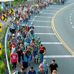Cientos de migrantes caminan ayer por el estado mexicano de Hidalgo rumbo a la frontera con Estados Unidos