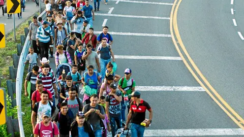 Cientos de migrantes caminan ayer por el estado mexicano de Hidalgo rumbo a la frontera con Estados Unidos