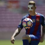El lateral francés Lucas Digne vestido hoy de corto en el Camp Nou con la nueva camiseta azulgrana (sin número), en el día de su presentación