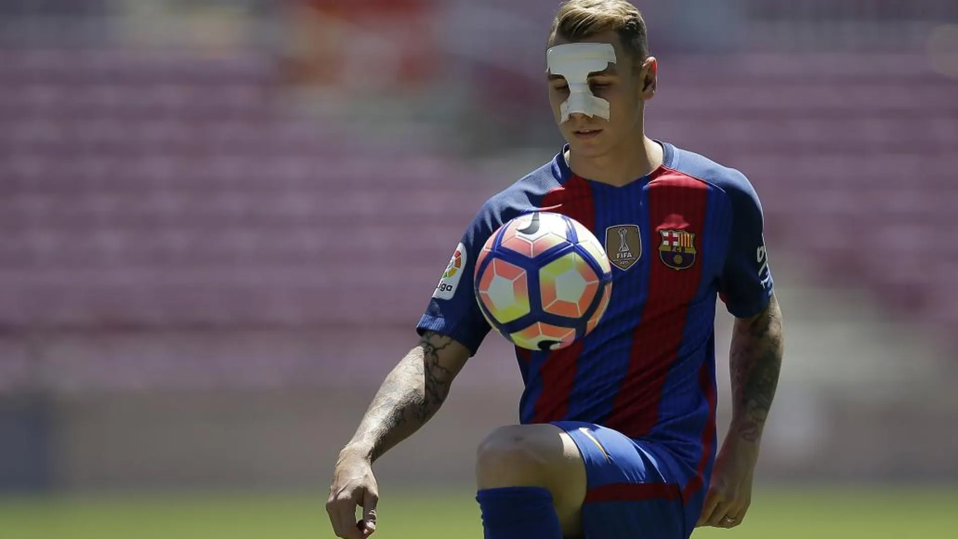 El lateral francés Lucas Digne vestido hoy de corto en el Camp Nou con la nueva camiseta azulgrana (sin número), en el día de su presentación