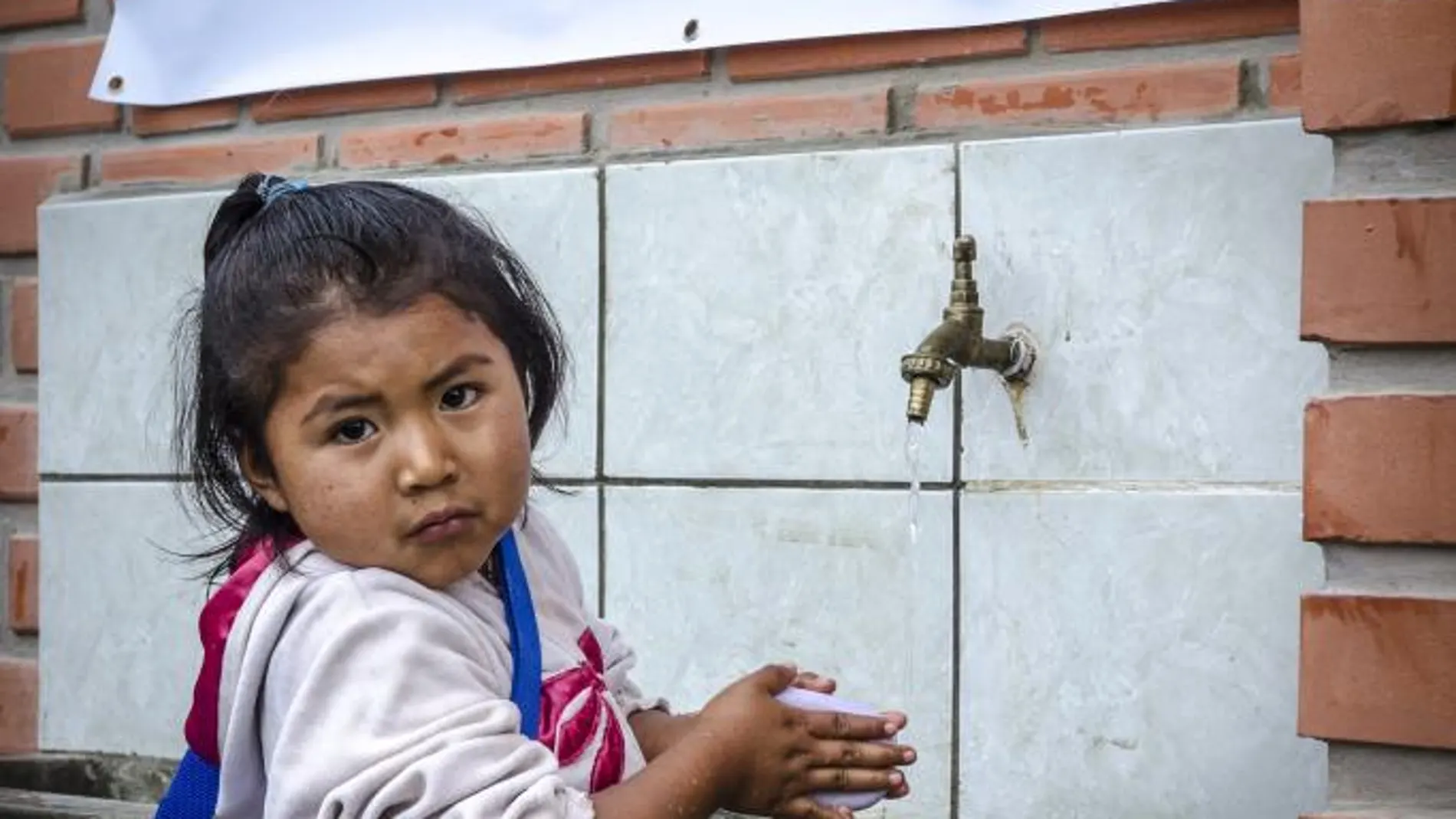 El acceso al agua significa que los niños y niñas puedan dedicar en su propia formación el tiempo que ahora dedican a recolectarla