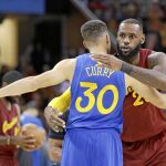 LeBron James y Stephen Curry se saludan durante un partido de la temporada pasada