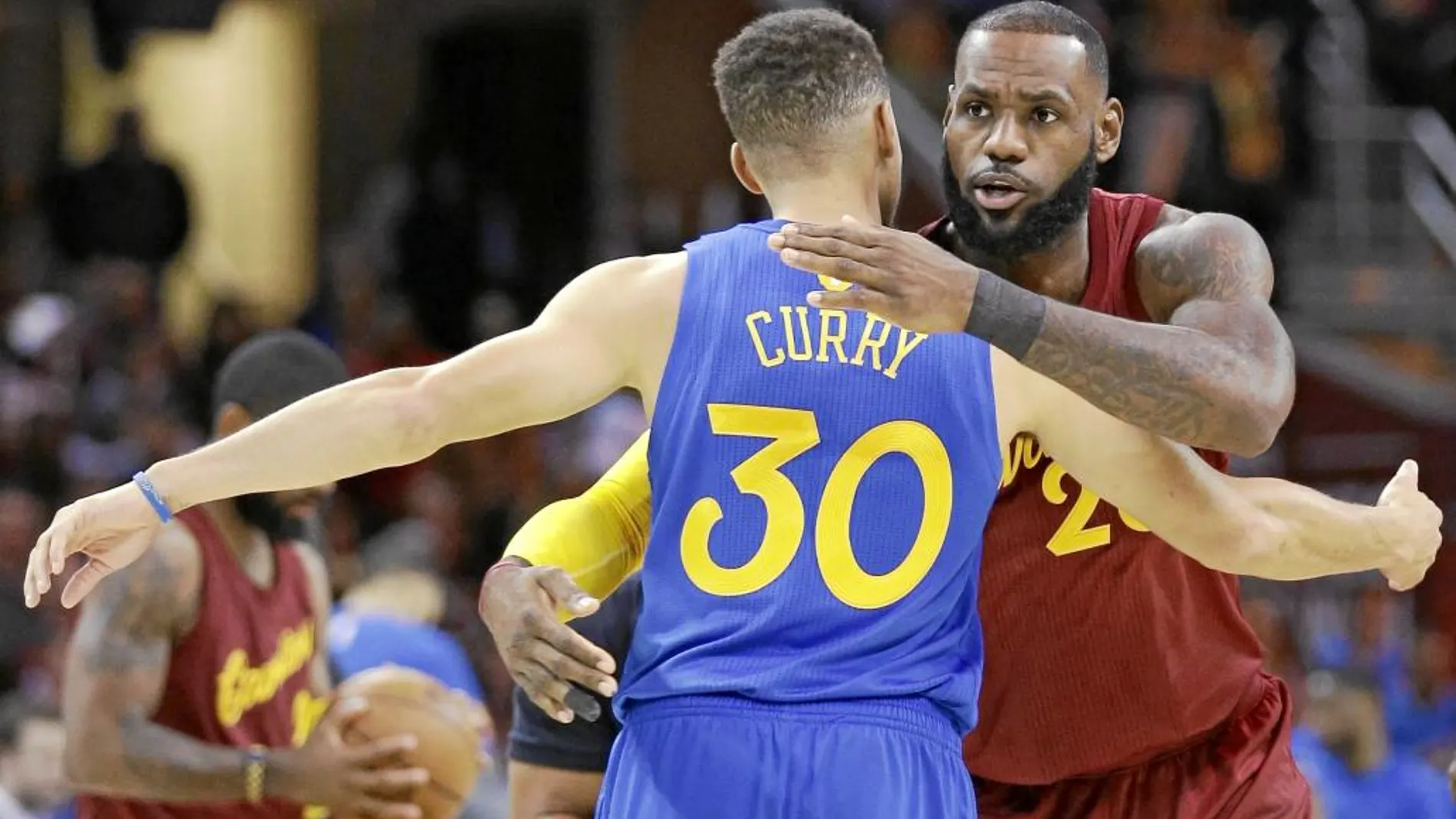 LeBron James y Stephen Curry se saludan durante un partido de la temporada pasada