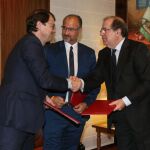 El presidente de Castilla y León, Juan Vicente Herrera, suscribe el acuerdo con los líderes autonómicos del PP, Alfonso Fernández Mañueco, y de Cs, Luis Fuentes