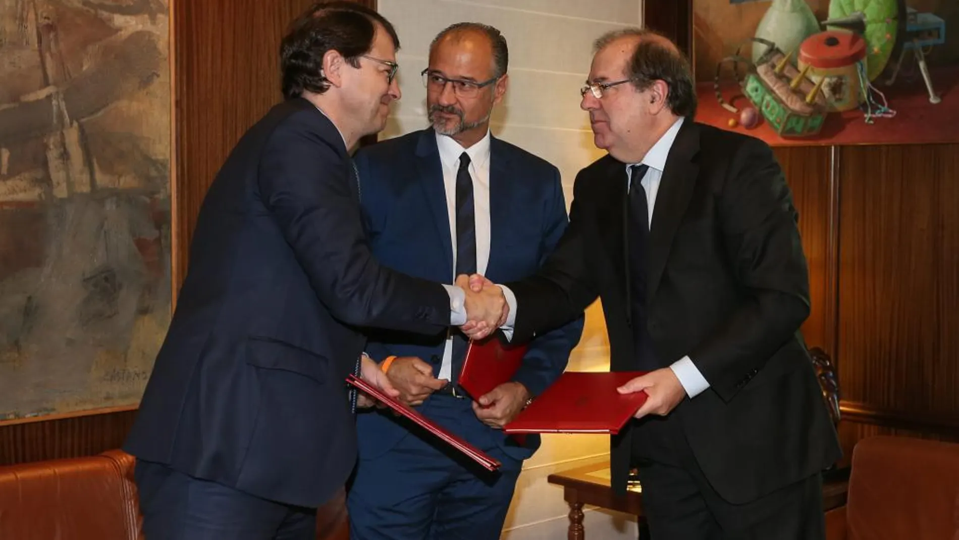 El presidente de Castilla y León, Juan Vicente Herrera, suscribe el acuerdo con los líderes autonómicos del PP, Alfonso Fernández Mañueco, y de Cs, Luis Fuentes