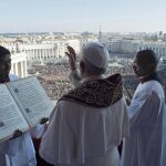 El Papa imparte su bendición Urbi et Orbi desde el balcón de la Basílica de San Pedro, en Roma. L’Osservatore Romano