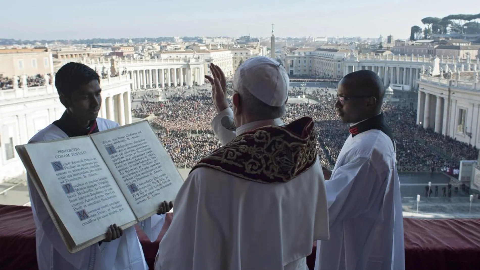 El Papa imparte su bendición Urbi et Orbi desde el balcón de la Basílica de San Pedro, en Roma. L’Osservatore Romano