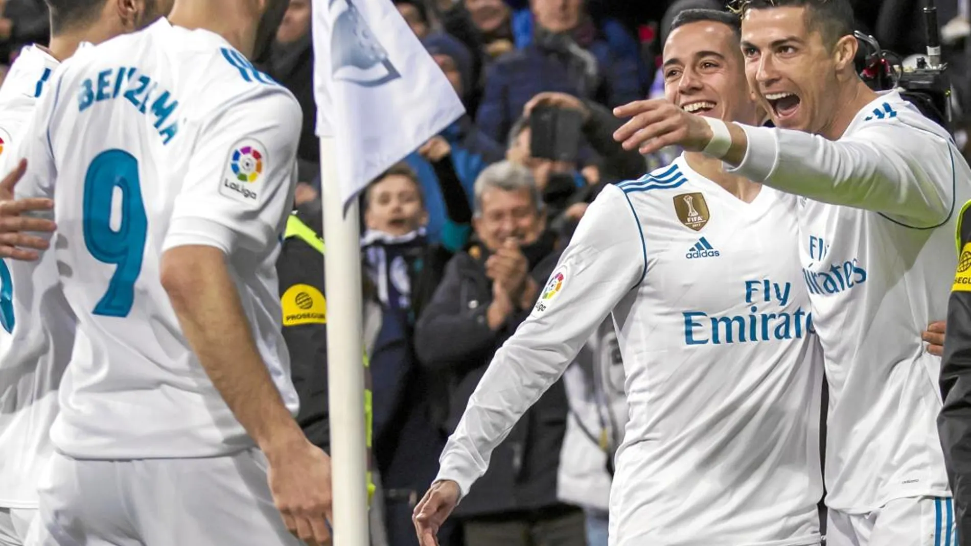Cristiano y Lucas Vázquez se abrazan celebrando el gol del canterano mientras Benzema, Asensio y Marcelo corren a felicitarlos