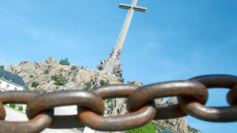 La gran cruz del Valle de los Caídos, donde se encuentra enterrado Franco desde hace 43 años. Foto: Javier Fernández-Largo