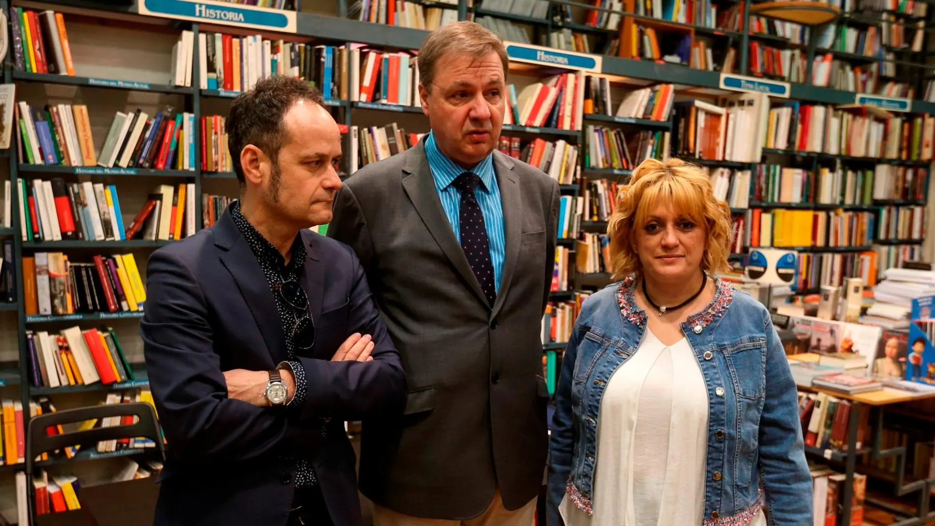 El presidente del Gremio de Editores de Castilla y León, Ricardo de Luis (en el centro) junto a Héctor Escobar y Eva Fraile de la junta directiva