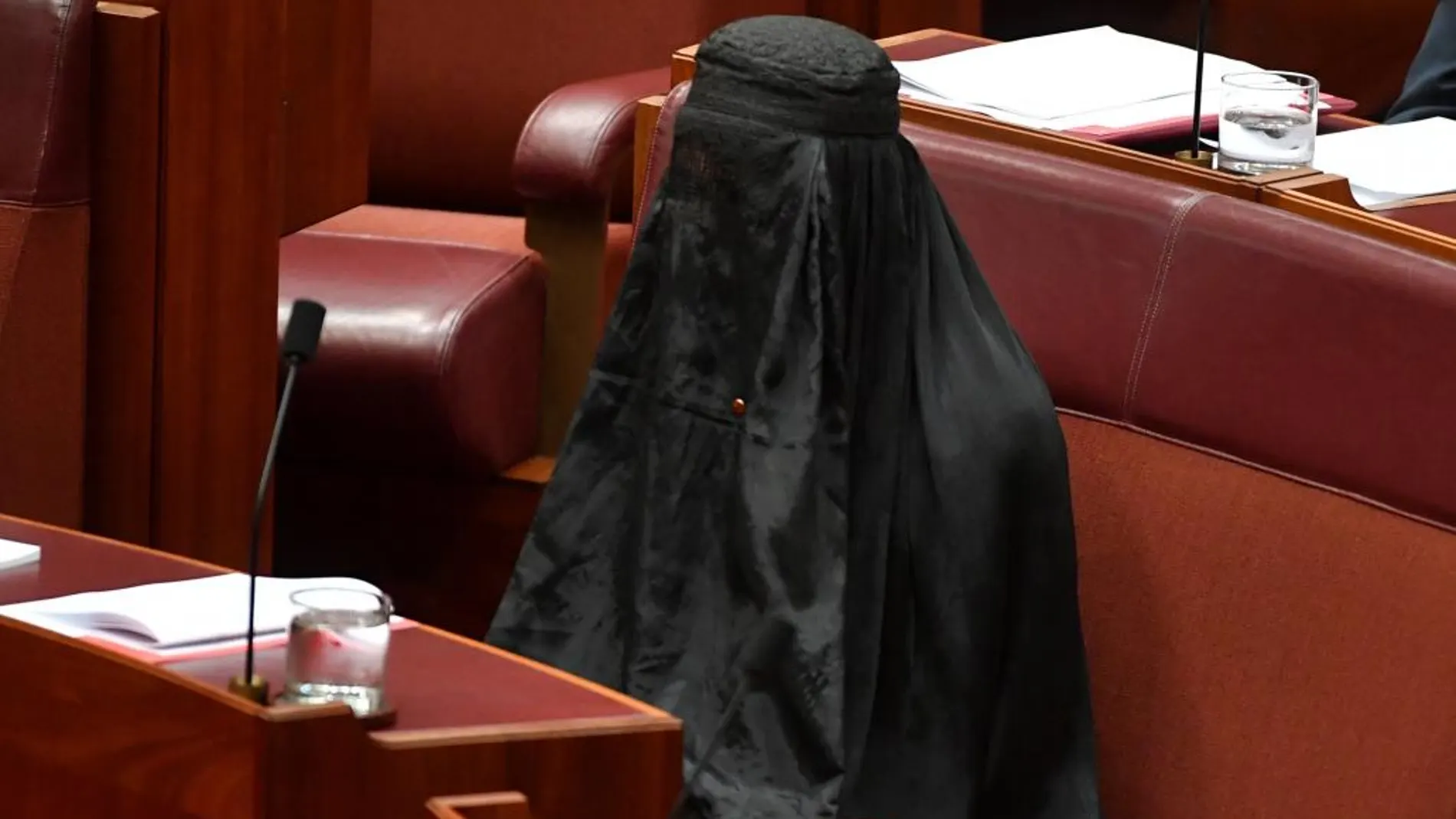 La senadora australiana Pauline Hanson ataviada con el burka como protesta.