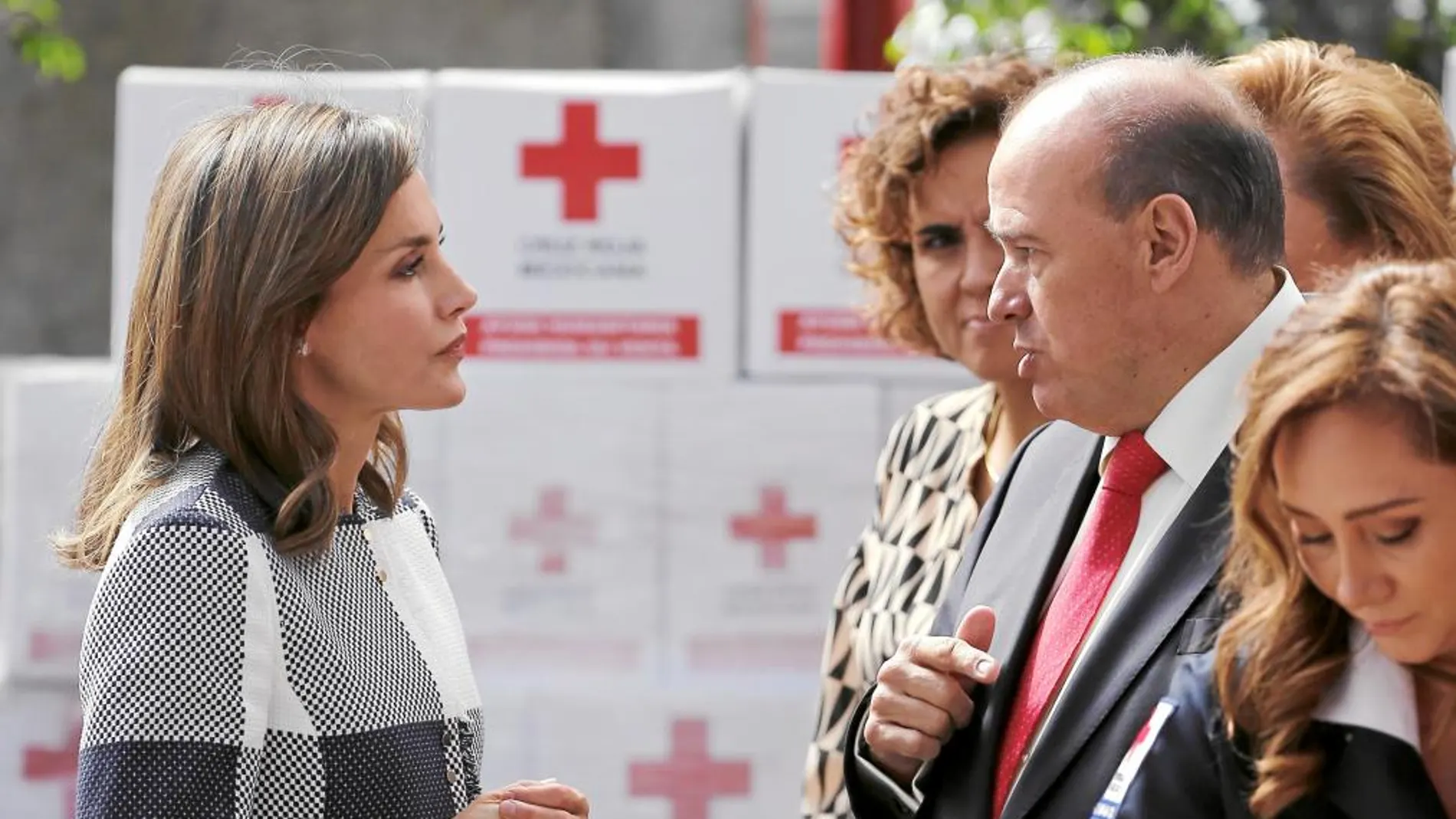 La Reina Letizia, ayer a su llegada a México, donde se reunió con varios voluntarios de la Cruz Roja