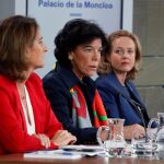 La ministra portavoz, Isabel Celaá, la ministra de Transición Ecológica, Teresa Ribera, y la ministra de Economía y Empresa, Nadia Calviño, durante la rueda de prensa tras la reunión del Consejo de Ministros/Foto: Efe