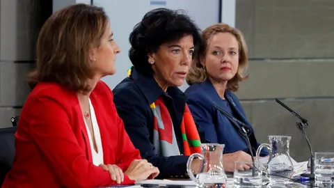 La ministra portavoz, Isabel Celaá, la ministra de Transición Ecológica, Teresa Ribera, y la ministra de Economía y Empresa, Nadia Calviño, durante la rueda de prensa tras la reunión del Consejo de Ministros/Foto: Efe