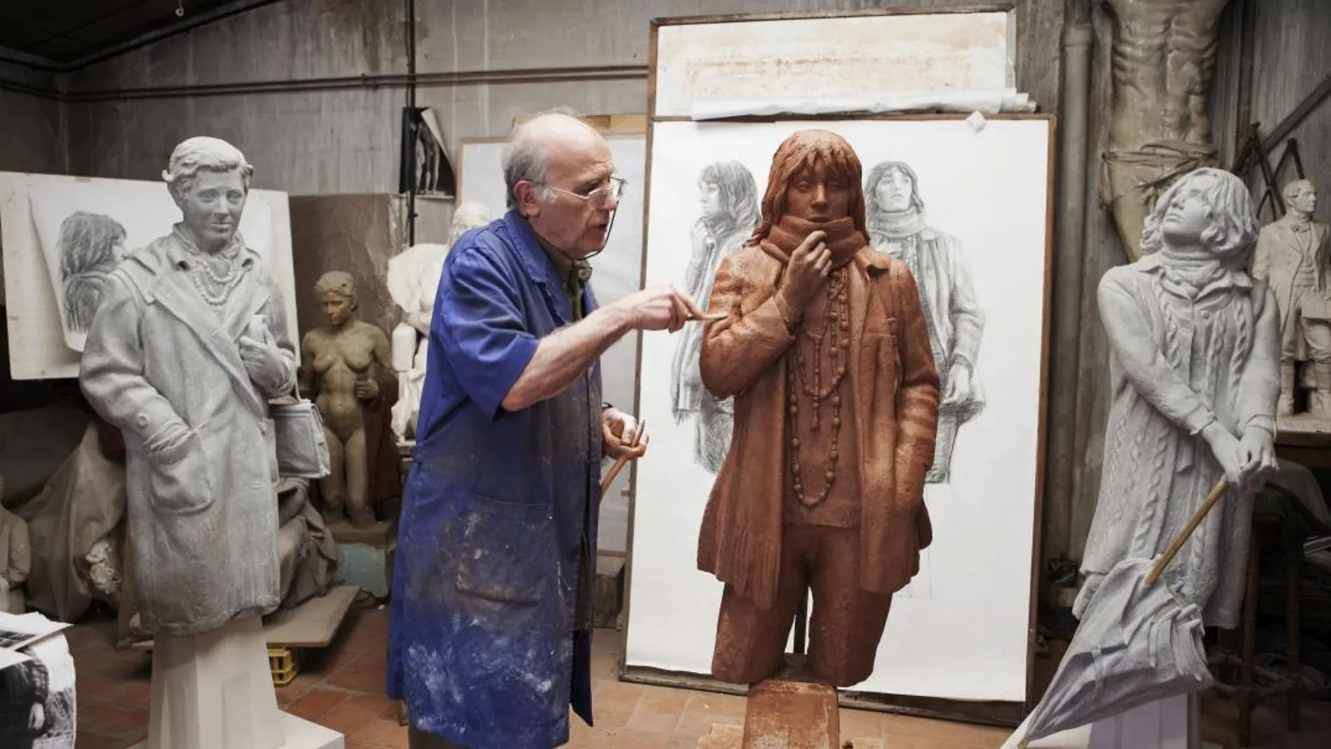 El escultor Julio López Hernández en su estudio de Madrid, con varias de sus obras y dibujos. EFE/Roberto Desiré