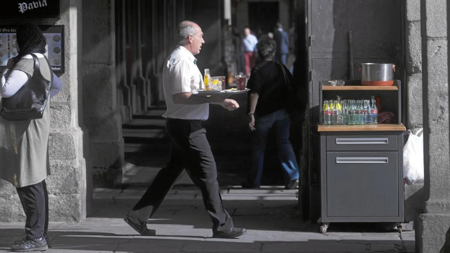 Permanecer seis horas al día de pie consume 54 kilocalorías