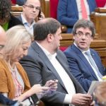 Puigdemont y Junqueras, ayer, durante la sesión de control al presidente de la Generalitat en el Parlament.