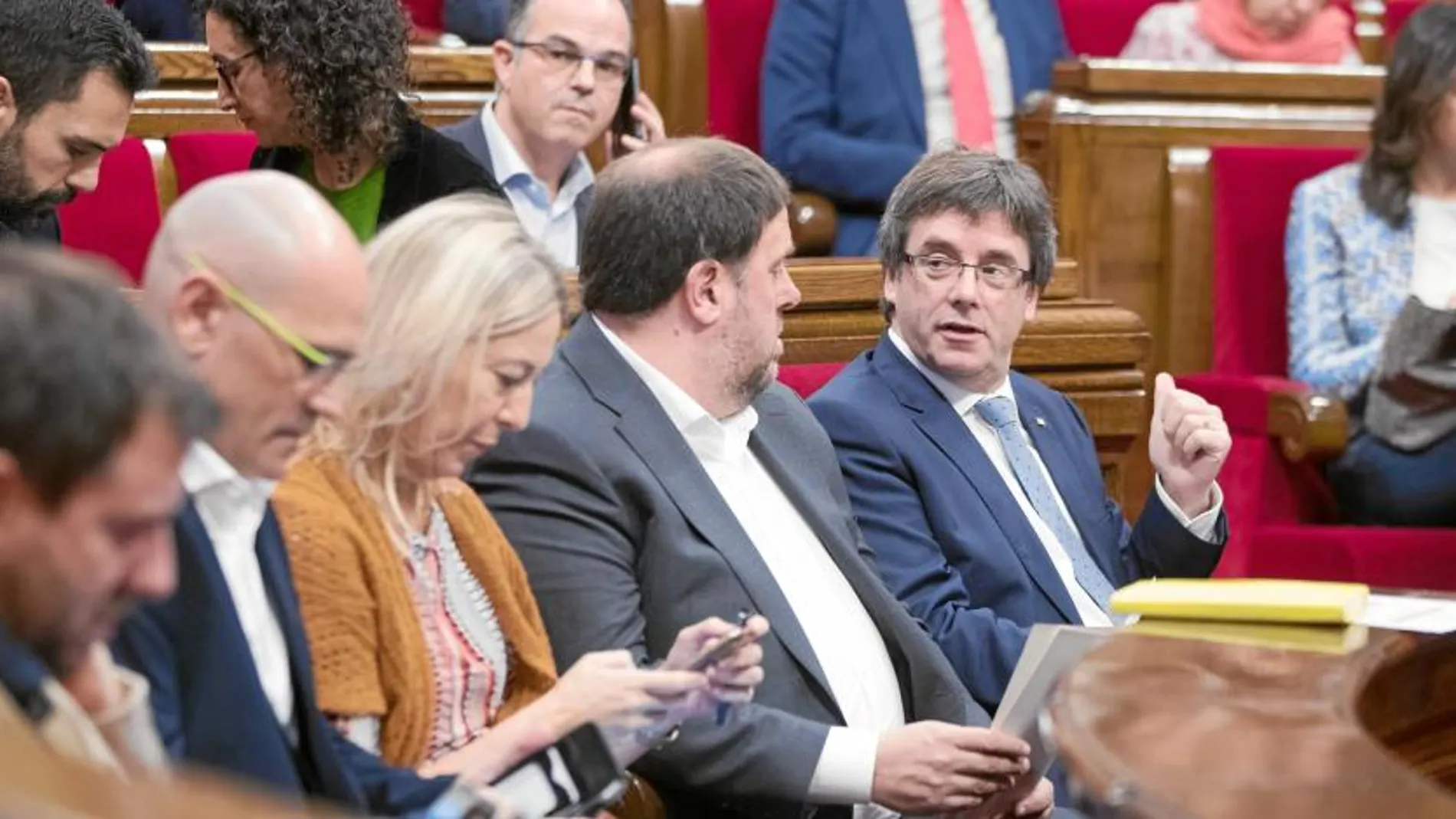 Puigdemont y Junqueras, ayer, durante la sesión de control al presidente de la Generalitat en el Parlament.