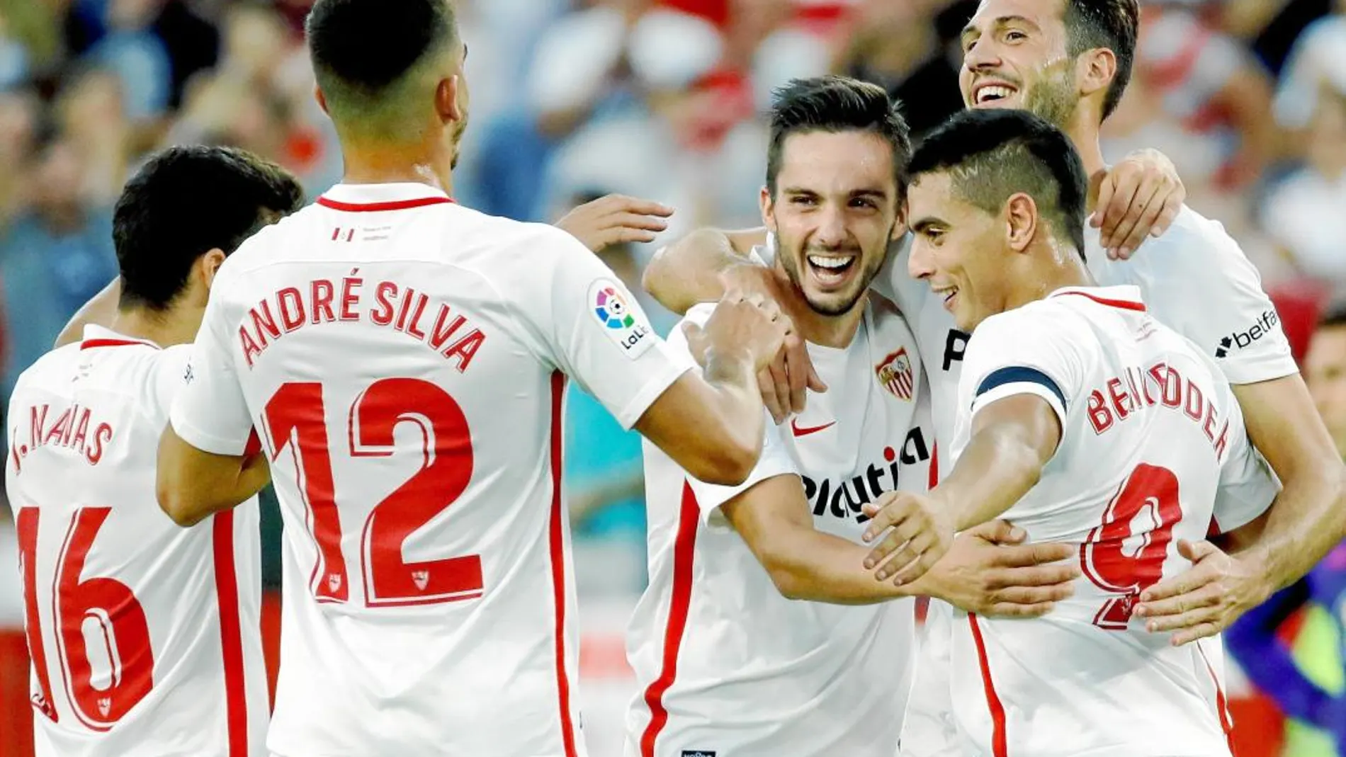 Los jugadores del Sevilla celebran uno de los goles que marcaron al Celta. Ganaron 2-1 y se colocaron líderes de LaLiga / Efe