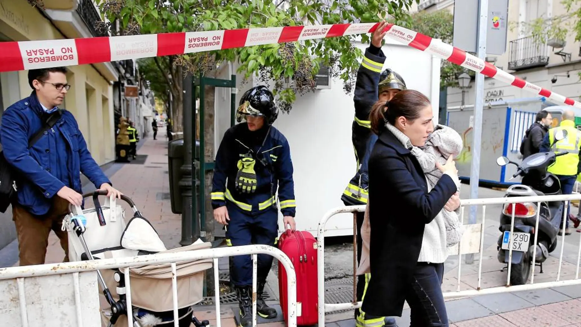 Los bomberos desalojan varios inmuebles próximos, tras el derrumbe del edificio en obras en la calle Lagasca 46